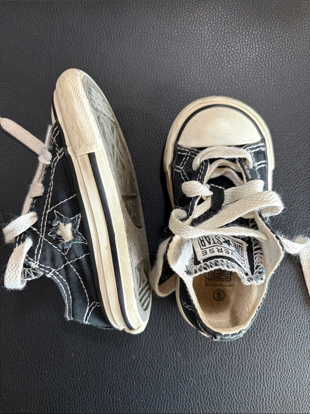 Converse toddler size 5 Black and White Kids Low-Top Canvas Sneakers